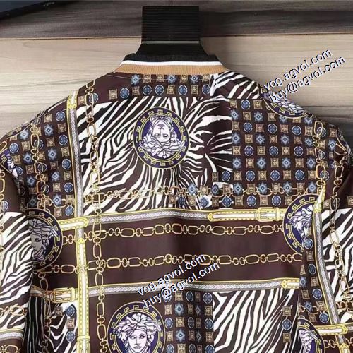 堪能できるコート 綺麗に決まるフォルム！ ヴェルサーチブランド コピー 2021秋冬 ヴェルサーチVERSACE ブルゾン ジャケット ノーカラーコート