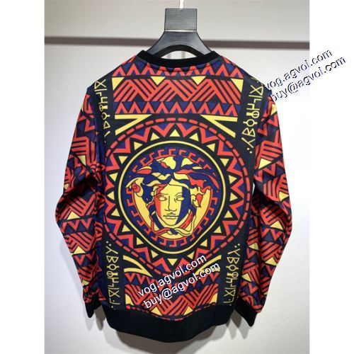 2021秋冬 ヴェルサーチVERSACE ヴェルサーチスーパーコピー 個性的なデザ プルオーバーパーカー 人目を惹くデザイン オリジナルプリント