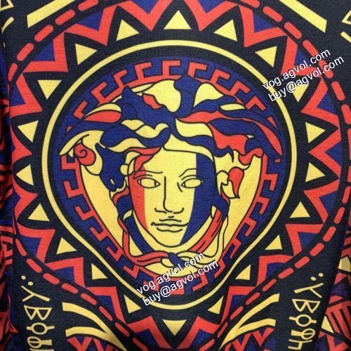 2021秋冬 ヴェルサーチVERSACE ヴェルサーチスーパーコピー 個性的なデザ プルオーバーパーカー 人目を惹くデザイン オリジナルプリント