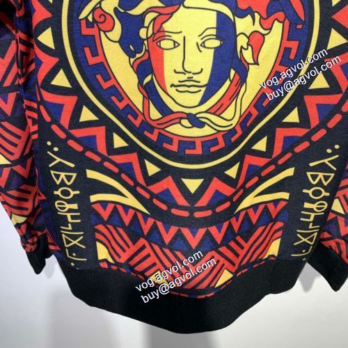 2021秋冬 ヴェルサーチVERSACE ヴェルサーチスーパーコピー 個性的なデザ プルオーバーパーカー 人目を惹くデザイン オリジナルプリント