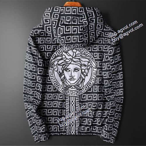 人気新品★超特価★ 2021秋冬 ヴェルサーチVERSACE ヴェルサーチブランド 偽物 通販 コート ブルゾン 適度な厚み 秋のお出かけに最適 