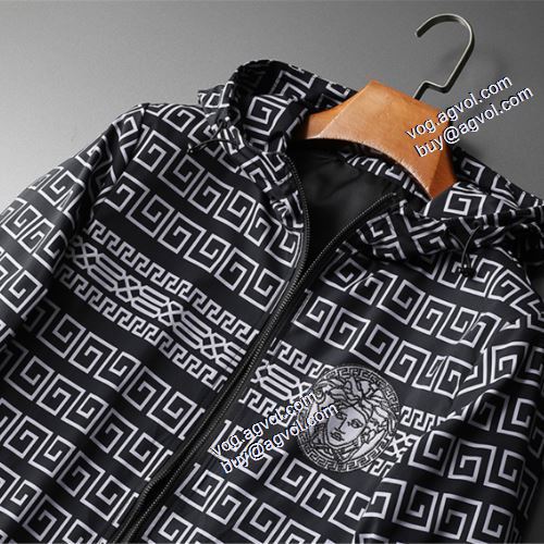 人気新品★超特価★ 2021秋冬 ヴェルサーチVERSACE ヴェルサーチブランド 偽物 通販 コート ブルゾン 適度な厚み 秋のお出かけに最適 
