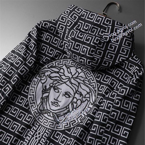 人気新品★超特価★ 2021秋冬 ヴェルサーチVERSACE ヴェルサーチブランド 偽物 通販 コート ブルゾン 適度な厚み 秋のお出かけに最適 