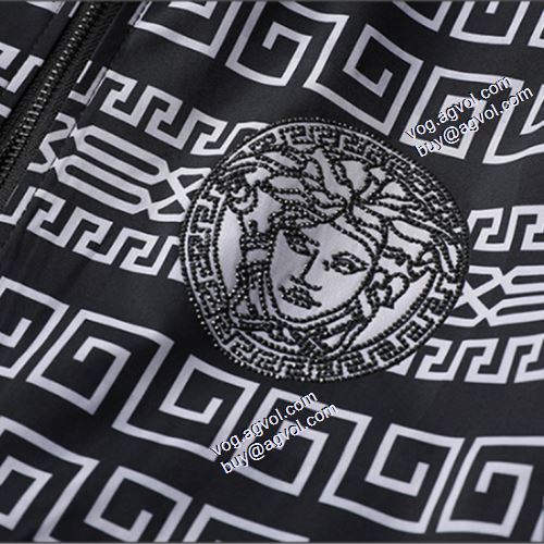 人気新品★超特価★ 2021秋冬 ヴェルサーチVERSACE ヴェルサーチブランド 偽物 通販 コート ブルゾン 適度な厚み 秋のお出かけに最適 