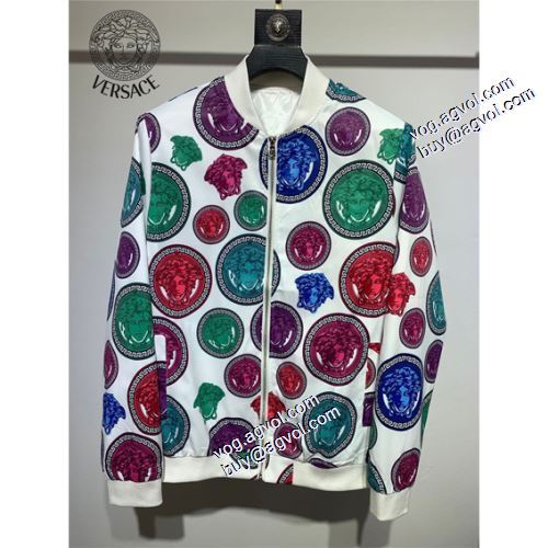 2021秋冬 ヴェルサーチ偽物ブランド ヴェルサーチVERSACE 大絶賛の履き心地! ブルゾン ジャケット 防寒機能ある 満足できるコート