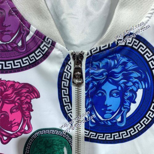 2021秋冬 ヴェルサーチ偽物ブランド ヴェルサーチVERSACE 大絶賛の履き心地! ブルゾン ジャケット 防寒機能ある 満足できるコート