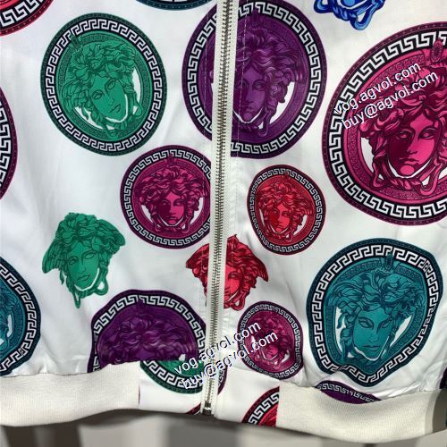 2021秋冬 ヴェルサーチ偽物ブランド ヴェルサーチVERSACE 大絶賛の履き心地! ブルゾン ジャケット 防寒機能ある 満足できるコート