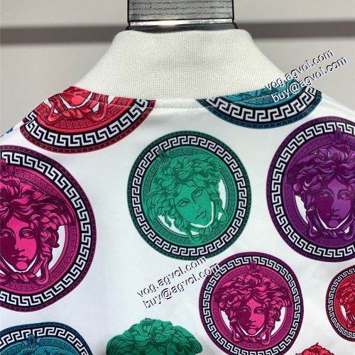 2021秋冬 ヴェルサーチ偽物ブランド ヴェルサーチVERSACE 大絶賛の履き心地! ブルゾン ジャケット 防寒機能ある 満足できるコート