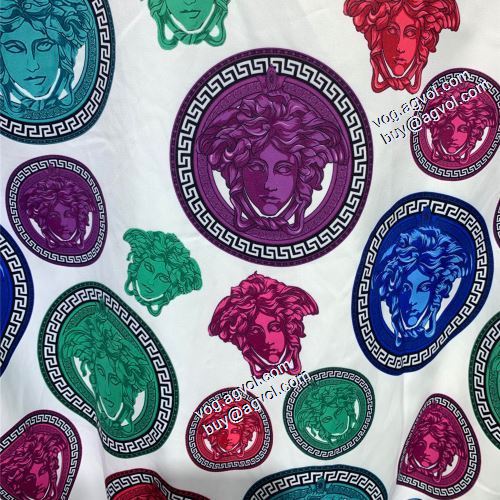 2021秋冬 ヴェルサーチ偽物ブランド ヴェルサーチVERSACE 大絶賛の履き心地! ブルゾン ジャケット 防寒機能ある 満足できるコート