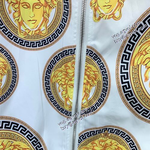 選べる極上 ジャケット 花プリントデザインジャケット 2021秋冬 ヴェルサーチVERSACE ヴェルサーチスーパーコピー ブルゾン 堪能できるコート