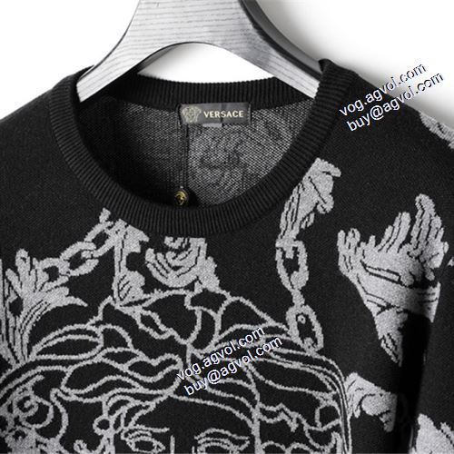 2色可選 海外セレブ愛用 セーター ヴェルサーチブランドコピー 2021秋冬 ヴェルサーチVERSACE エレガントな装い おしゃれな装い