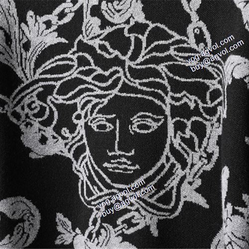 2色可選 海外セレブ愛用 セーター ヴェルサーチブランドコピー 2021秋冬 ヴェルサーチVERSACE エレガントな装い おしゃれな装い
