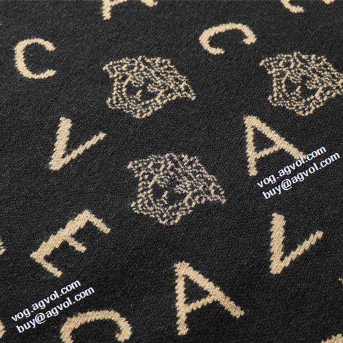 ヴェルサーチスーパーコピー 激安 希少価値大！ 2021秋冬 ヴェルサーチVERSACE セーター 秋のお出かけに最適