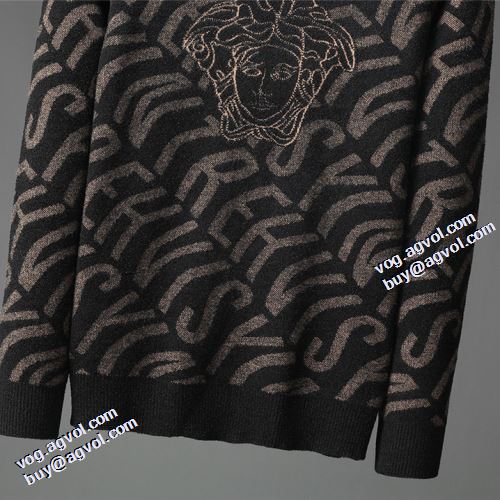 綺麗に決まるフォルム！ 2021秋冬 セーター  ヴェルサーチVERSACE 風合いの出る ヴェルサーチ偽物ブランド 適度な厚み