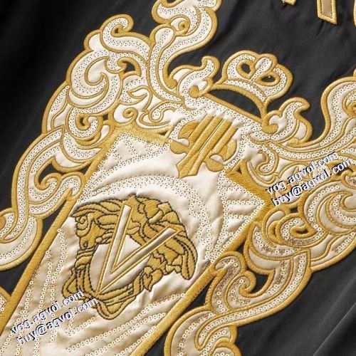 着心地抜群 2021秋冬 ジャケット ヴェルサーチブランド コピー ヴェルサーチVERSACE エレガントな装い 適度な厚み