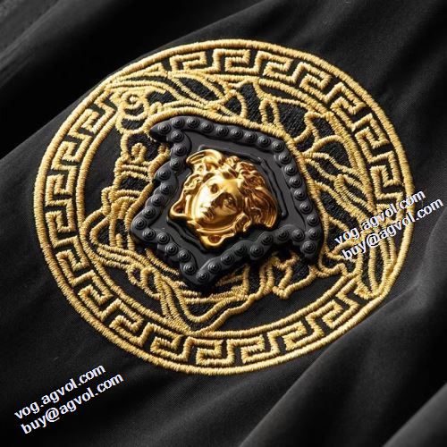 着心地抜群 2021秋冬 ジャケット ヴェルサーチブランド コピー ヴェルサーチVERSACE エレガントな装い 適度な厚み