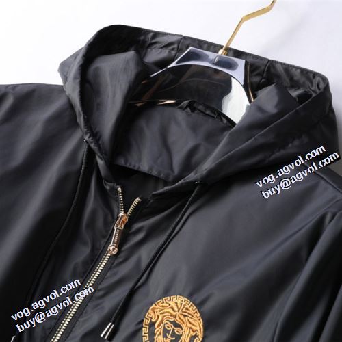 人気ブランド 極上の着心地 2021秋冬 ヴェルサーチVERSACE ブルゾン ヴェルサーチコピー ブランド 満足できるコート 適度な厚み