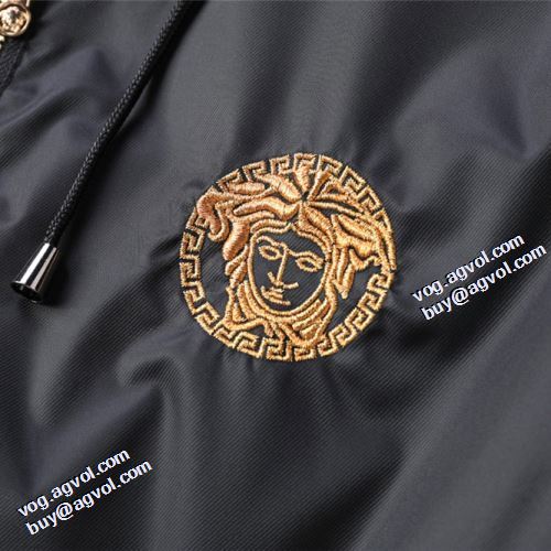 人気ブランド 極上の着心地 2021秋冬 ヴェルサーチVERSACE ブルゾン ヴェルサーチコピー ブランド 満足できるコート 適度な厚み