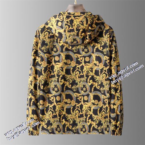 ヴェルサーチブランド 偽物 通販 ブルゾン 2021秋冬 ヴェルサーチVERSACE サイズ豊富 楽に着用出来る プリント柄 こだわりのコート