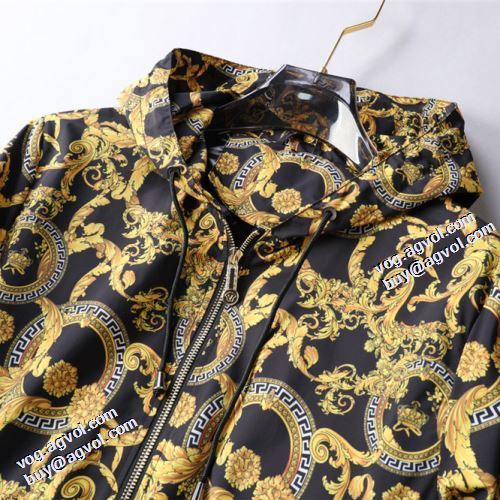 ヴェルサーチブランド 偽物 通販 ブルゾン 2021秋冬 ヴェルサーチVERSACE サイズ豊富 楽に着用出来る プリント柄 こだわりのコート