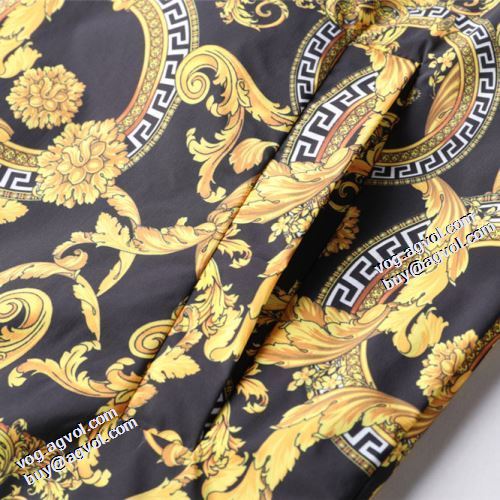 ヴェルサーチブランド 偽物 通販 ブルゾン 2021秋冬 ヴェルサーチVERSACE サイズ豊富 楽に着用出来る プリント柄 こだわりのコート