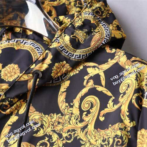 ヴェルサーチブランド 偽物 通販 ブルゾン 2021秋冬 ヴェルサーチVERSACE サイズ豊富 楽に着用出来る プリント柄 こだわりのコート