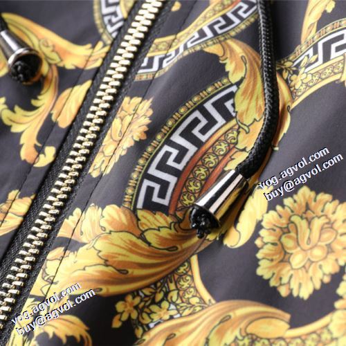 ヴェルサーチブランド 偽物 通販 ブルゾン 2021秋冬 ヴェルサーチVERSACE サイズ豊富 楽に着用出来る プリント柄 こだわりのコート