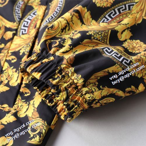 ヴェルサーチブランド 偽物 通販 ブルゾン 2021秋冬 ヴェルサーチVERSACE サイズ豊富 楽に着用出来る プリント柄 こだわりのコート