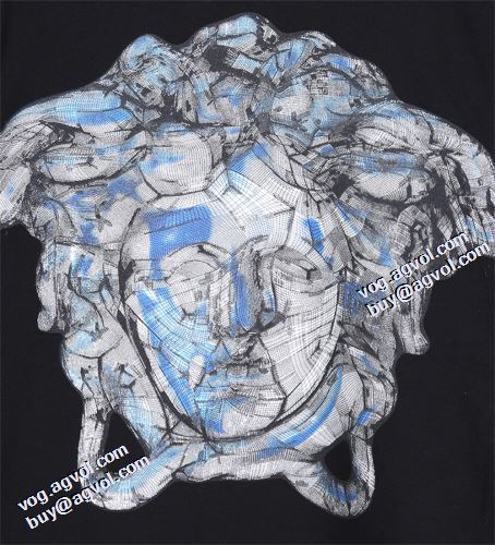 ヴェルサーチブランドスーパーコピー 2021秋冬 オリジナル オシャレロゴパーカー スタイリッシュ ヴェルサーチVERSACE プルオーバーパーカー
