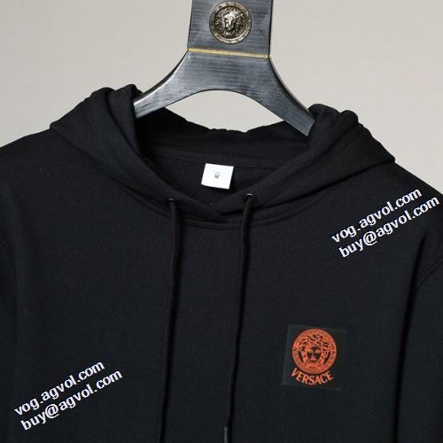 2021秋冬 セットアップ上下 2色可選 ヴェルサーチVERSACE 存在感のある ヴェルサーチブランド コピー シンプルなデザイン 適度な厚み