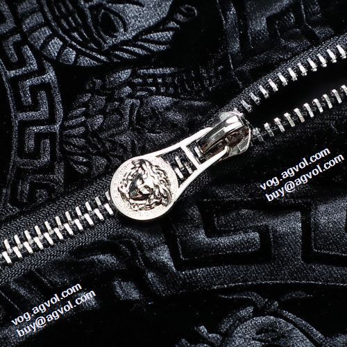 2021秋冬 ヴェルサーチコピーブランド ヴェルサーチVERSACE 人気 ランキング ジンシロン セット しっかり暖かな感じ 大花プリント