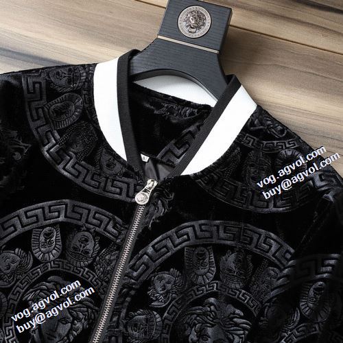 2021秋冬 ヴェルサーチコピーブランド ヴェルサーチVERSACE 人気 ランキング ジンシロン セット しっかり暖かな感じ 大花プリント