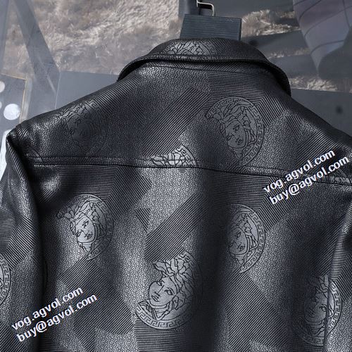 数に限りがある 2021秋冬 ヴェルサーチスーパーコピー タックを寄せたふんわり衿 ヴェルサーチVERSACE ジャケット 高級感漂わせる