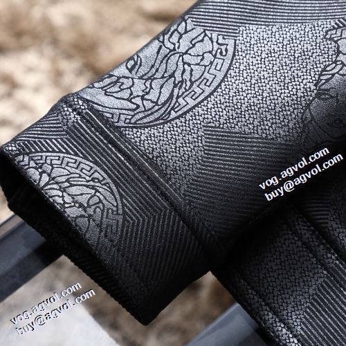 数に限りがある 2021秋冬 ヴェルサーチスーパーコピー タックを寄せたふんわり衿 ヴェルサーチVERSACE ジャケット 高級感漂わせる
