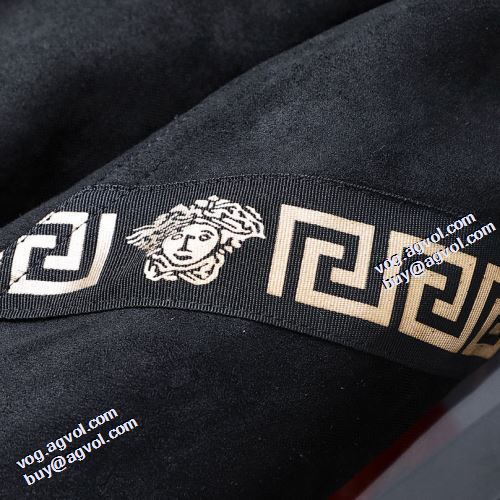 ジャケット 2021秋冬 ヴェルサーチVERSACE ヴェルサーチブランドスーパーコピー 落ち着いた感覚 適度な厚み