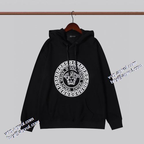 2021秋冬 ヴェルサーチブランドコピー パーカー 2色可選 程よい厚み ヴェルサーチVERSACE 風合いが出る プリントパーカ