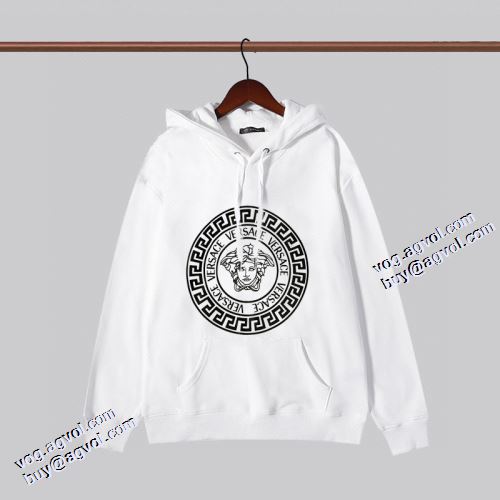 2021秋冬 ヴェルサーチブランドコピー パーカー 2色可選 程よい厚み ヴェルサーチVERSACE 風合いが出る プリントパーカ