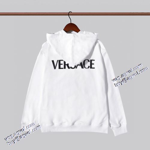 2021秋冬 ヴェルサーチブランドコピー パーカー 2色可選 程よい厚み ヴェルサーチVERSACE 風合いが出る プリントパーカ