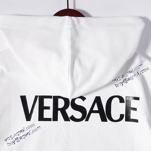 2021秋冬 ヴェルサーチブランドコピー パーカー 2色可選 程よい厚み ヴェルサーチVERSACE 風合いが出る プリントパーカ