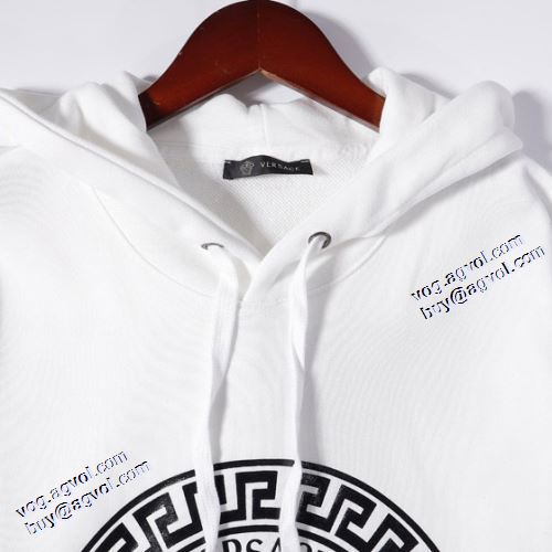 2021秋冬 ヴェルサーチブランドコピー パーカー 2色可選 程よい厚み ヴェルサーチVERSACE 風合いが出る プリントパーカ