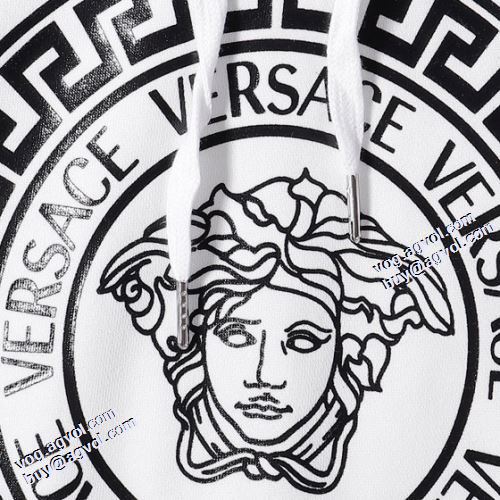 2021秋冬 ヴェルサーチブランドコピー パーカー 2色可選 程よい厚み ヴェルサーチVERSACE 風合いが出る プリントパーカ