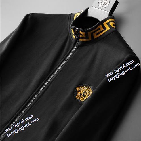 2年以上連続１位獲得 2021秋冬 セットアップ上下 ヴェルサーチVERSACE ヴェルサーチスーパーコピー 堪能できるコート 高級感漂わせる