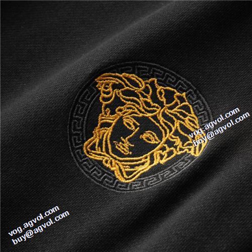 2年以上連続１位獲得 2021秋冬 セットアップ上下 ヴェルサーチVERSACE ヴェルサーチスーパーコピー 堪能できるコート 高級感漂わせる