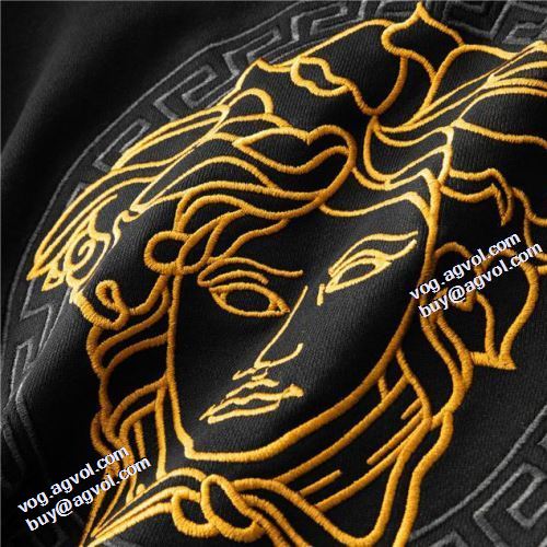 2年以上連続１位獲得 2021秋冬 セットアップ上下 ヴェルサーチVERSACE ヴェルサーチスーパーコピー 堪能できるコート 高級感漂わせる