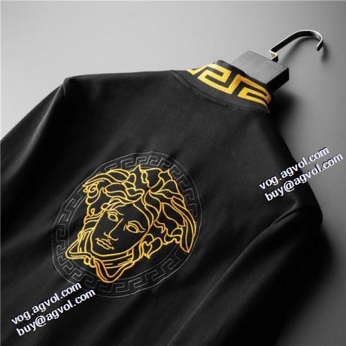 2年以上連続１位獲得 2021秋冬 セットアップ上下 ヴェルサーチVERSACE ヴェルサーチスーパーコピー 堪能できるコート 高級感漂わせる