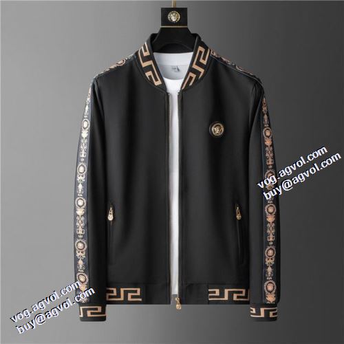 2021秋冬 ヴェルサーチコピー 海外限定ライン ヴェルサーチVERSACE ジャージセット 中わたジャケット 艶やかなコート