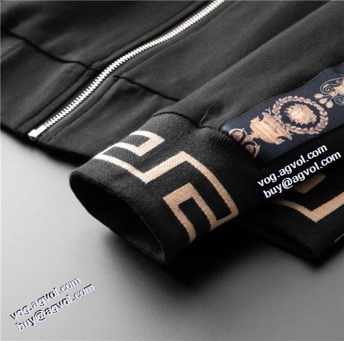 2021秋冬 ヴェルサーチコピー 海外限定ライン ヴェルサーチVERSACE ジャージセット 中わたジャケット 艶やかなコート