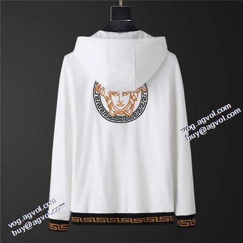 2021秋冬 早くも完売している ヴェルサーチVERSACE 2色可選 ヴェルサーチブランド 偽物 通販 セットアップ上下 防寒機能ある