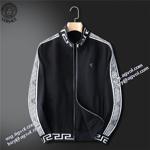 2021秋冬 ヴェルサーチブランドスーパーコピー セットアップ上下 ヴェルサーチVERSACE シックスタイルに活躍 プリント柄 ハリのある