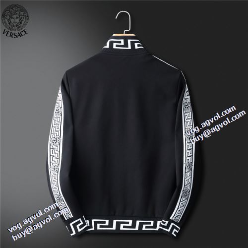 2021秋冬 ヴェルサーチブランドスーパーコピー セットアップ上下 ヴェルサーチVERSACE シックスタイルに活躍 プリント柄 ハリのある